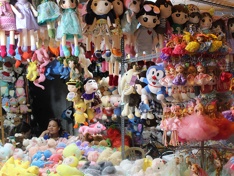 ハンマー通りにはクレヨンしんちゃんやドラえもんとおぼしき人形を山と積んで売る店も(写真は全て鈴木暁子撮影)