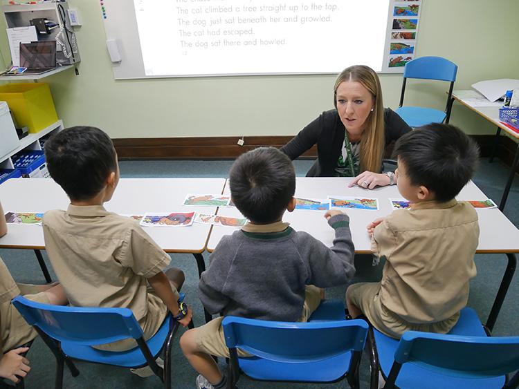 英語がネイティブでない1年生の英語力向上を狙った「取り出し授業」。子どもたちはいずれも中国生まれ=シドニー西部のトリニティ・グラマー・スクール、小暮哲夫撮影