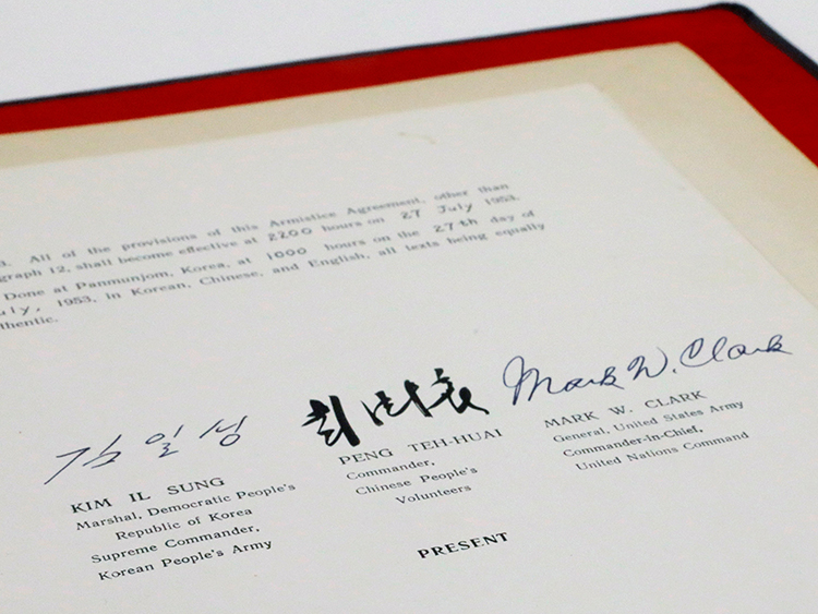 朝鮮戦争休戦協定の原本。メリーランド州の米国立公文書館で4日撮影(2018年 ロイター/Jim Bourg)