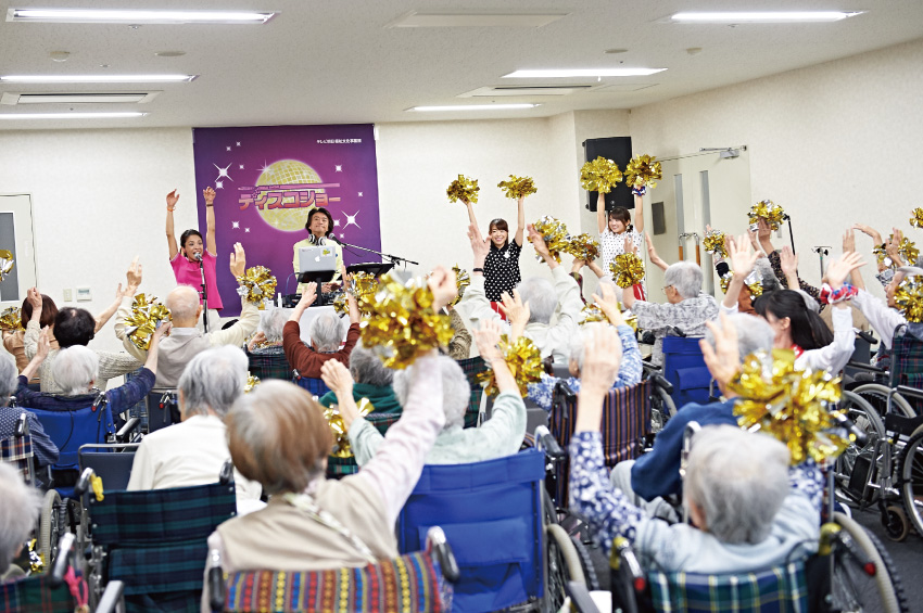 曲がかかると、うつむいていた顔も手も上げて踊り出した