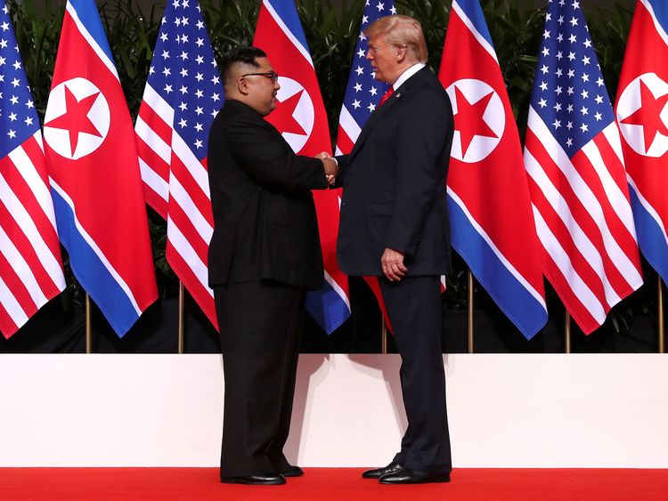 昨年6月、シンガポールで開かれた米朝首脳会談で握手をするトランプ米大統領と北朝鮮の金正恩・朝鮮労働党委員長=ロイター