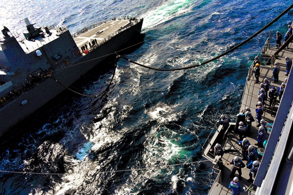 南シナ海で海自の護衛艦「いずも」〔写真右)から「さざなみ」へと蛇管を繫いで燃料を補給。速力12ノット、間隔40ヤードを保ちながらの危険な作業だ Photo: Kajiwara Mizuho