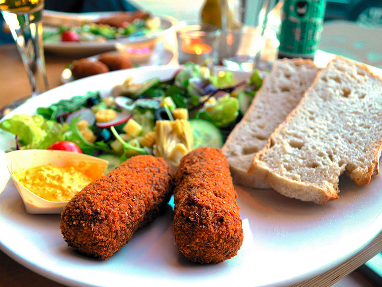 「Wilde Kroketten(ヴィルデ クロケッテン)」の通称「おばあちゃんのコロッケ」。特製マヨネーズにつけて食べる。