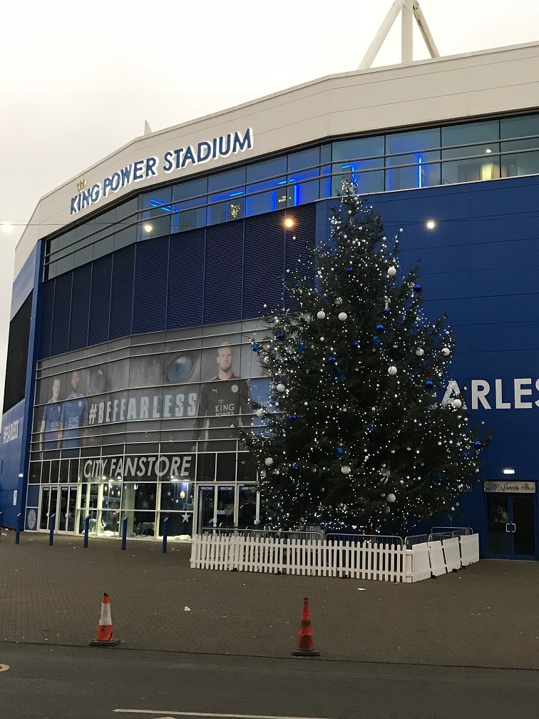 クリスマスイブの朝、レスターの本拠脇にクリスマスツリーが飾られていた=稲垣康介撮影