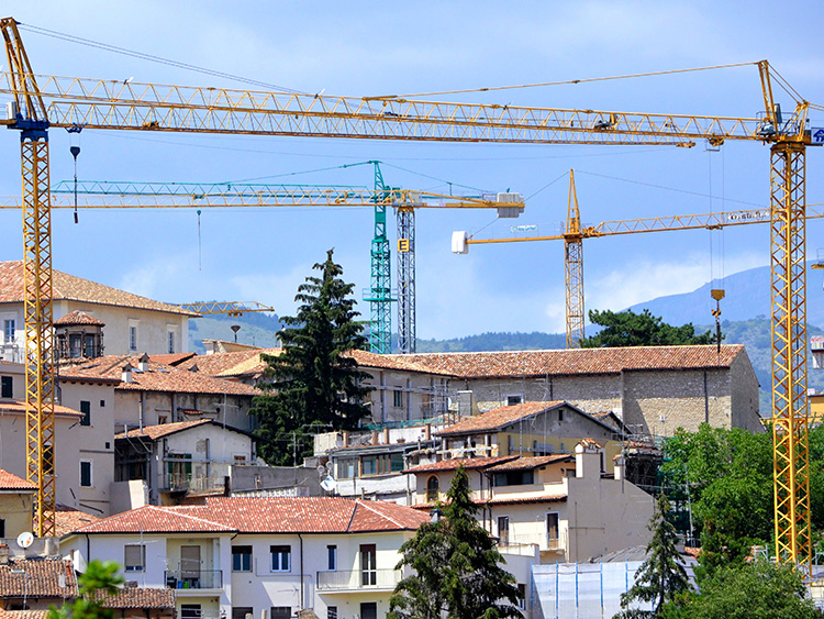 イタリア・ラクイラ中心部は、震災で壊れた建物の工事が今も続き、クレーンが林立する=浅倉拓也撮影