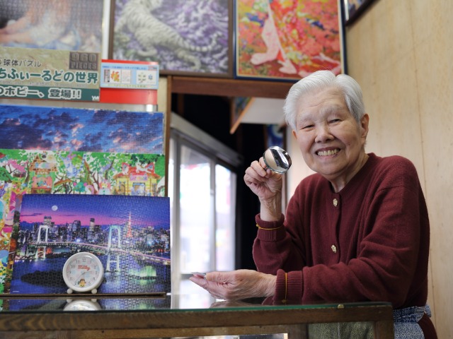 86歳のおばあちゃんがよくしゃべる「ジグソーパズル」専門店 「お金は天国に持っていけない」