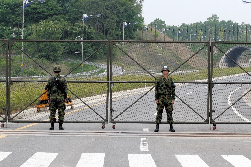 フェンスの向こう側はDMZ。警備は厳重だ(神谷毅撮影)
