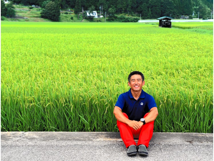 里山サイクリングでも通る田んぼを背に。欧米の観光客らに人気だ。Photo: Toyama Toshiki