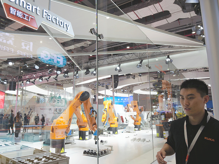 中国企業に買収されたドイツの産業用ロボット大手KUKAも中国国際輸入博覧会に出展していた=中国・上海、村山祐介撮影