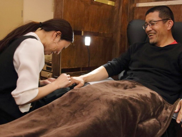 美容に関心のないおっさん「男性ネイル」の門を叩く