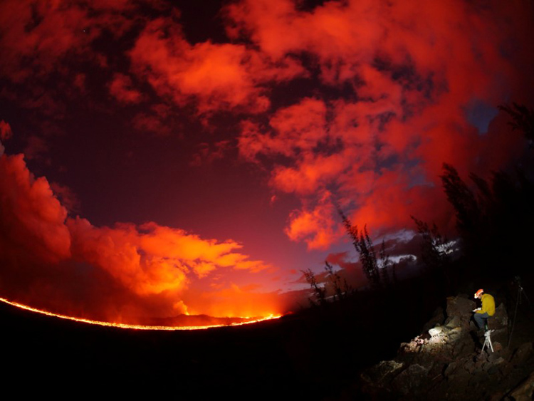 夕暮れ時、キラウエアの「亀裂8」の火道を観測する地質学者。3日撮影。提供写真(2018年 ロイター/USGS/Handout via REUTERS)