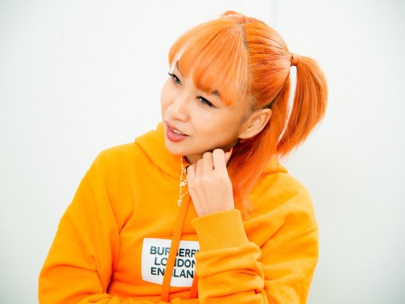 取材に答える青山テルマさん