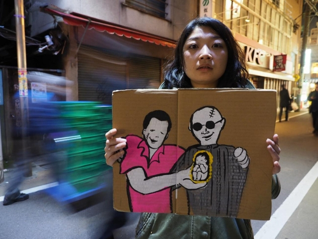 出演依頼が殺到!「裸の女」の情念を激しく描く「段ボール紙芝居師」