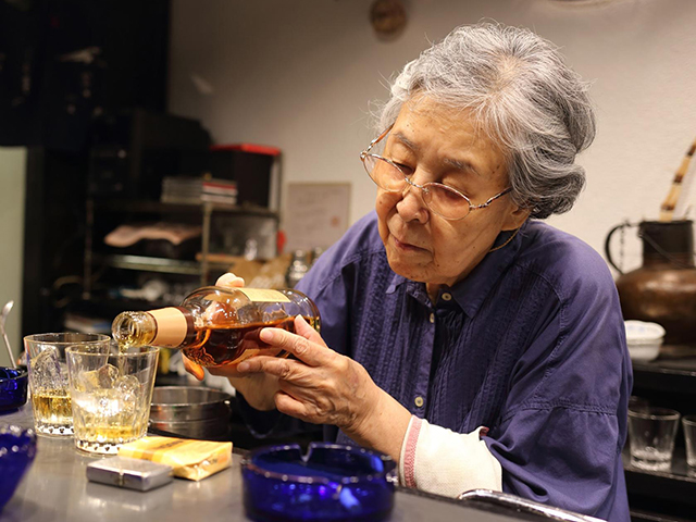 「太宰さんは綺麗な指だったの」 90歳ママの「文壇バー」57年の歴史に幕
