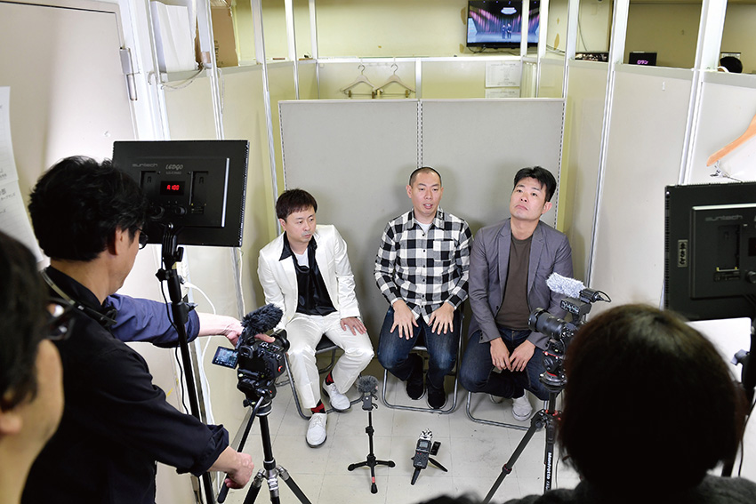 左から「次長課長」の河本準一さん、お笑いコンビ「レギュラー」の松本康太さん、西川晃啓さん
