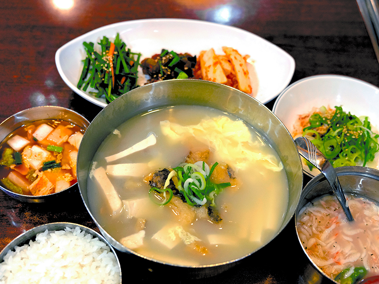 韓国の干しダラのスープ「プゴグッ」=ソウル、宋光祐撮影