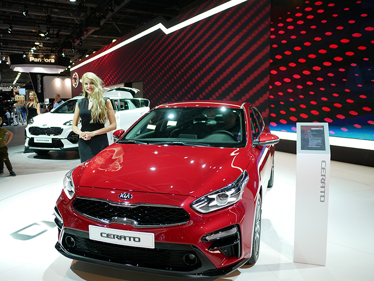 モスクワ・モーターショーにおける韓国系「起亜(KIA)」の展示。起亜は捨て身の低価格戦略でロシア市場から日本メーカーのセダンをほぼ駆逐してしまった恐るべきライバル(撮影:服部倫卓、以下同様)