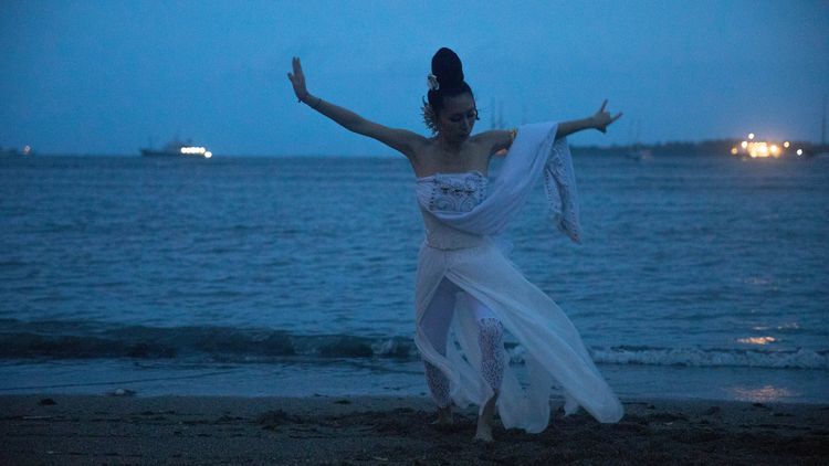 野上英文砂浜で踊るジャスミンさん
