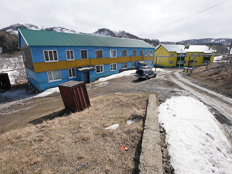 色丹島の斜古丹(しゃこたん、ロシア名マロクリリスク)のアパート。北方領土では一般的なつくりだ。となりのアパートは壁を塗り直してきれいになった=ウラジーミル・ラブリネンコ撮影