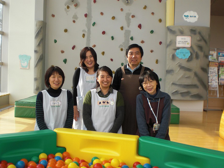 「ママのきもちトーク」のスタッフ。前列左から兵藤文さん、小川さん、別府律子さん、後列左から土田千鶴子さん、出雲洋一さん(マザー・ウイング代表理事)=仙台市子育てふれあいプラザのびすく泉中央で(写真は小川さん提供)
