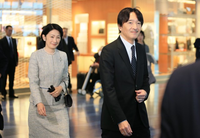 即将出发前往泰国的秋筱宫殿下夫妇=摄于12月12日