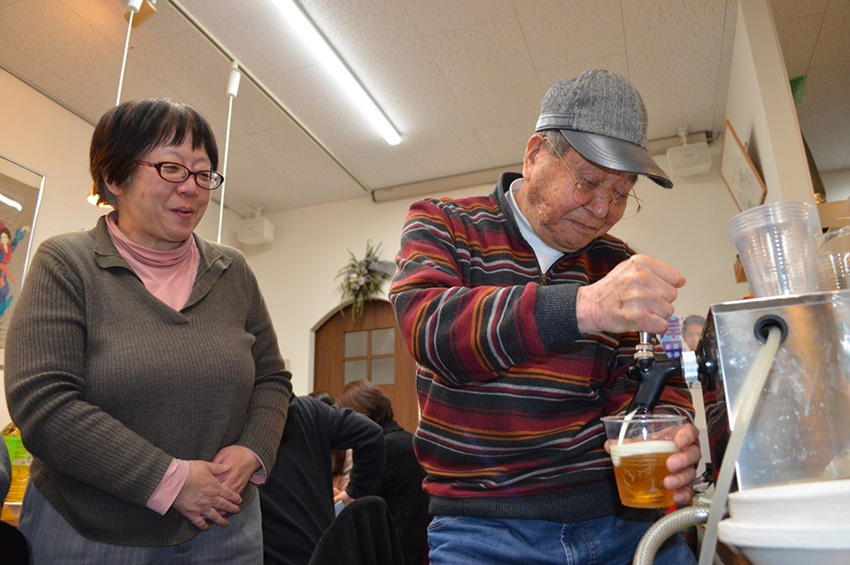 ビール担当の店長・みねおさん。おかわりの注文が続々と=清川卓史撮影