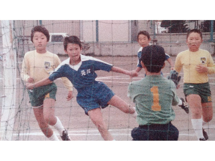 小学校時代、地元サッカーチームでプレーする筆者=本人提供