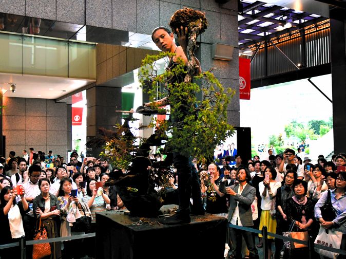 新宿で。パフォーマンスを始める前、必ず亡き師匠の金ばさみに祈る。実はあがり性という平尾が「ゾーン」に入る儀式だ photo: Semba Satoru