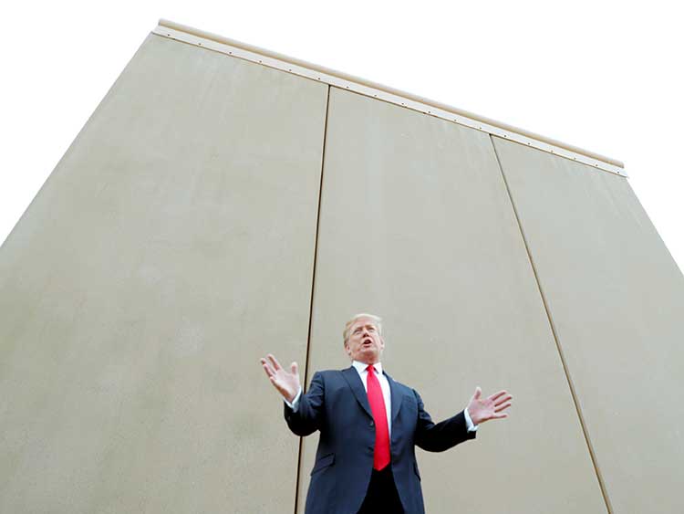 メキシコ国境沿いに建設すると訴えている壁の試作品の前で演説するトランプ大統領。2018年3月、カリフォルニア州サンディエゴで=ロイター