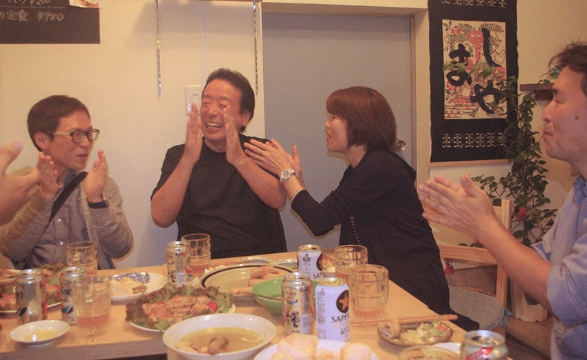 「誰でも居酒屋」で飲み仲間と談笑するかずひこさん