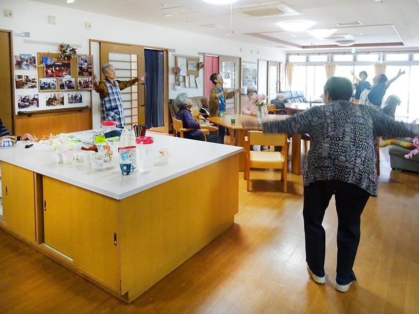 偕老ホームの明るいリビングルーム。みんなでラジオ体操