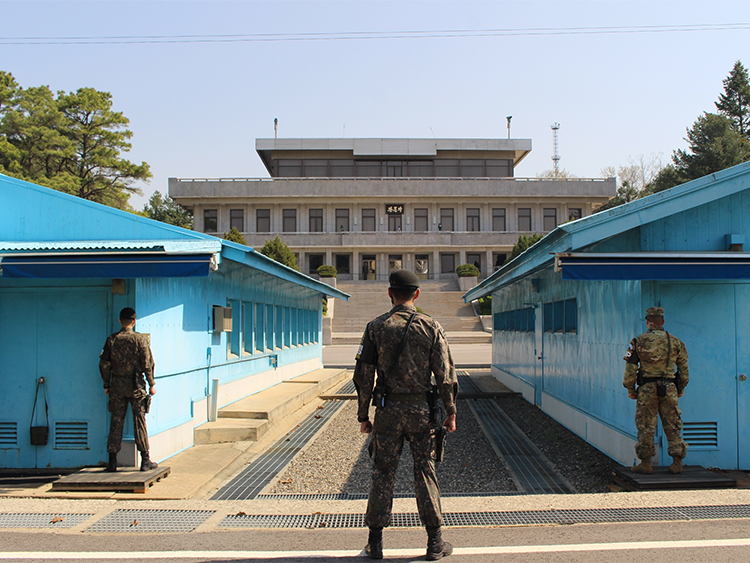 北朝鮮の金正恩・朝鮮労働党委員長が韓国側を訪問する際に使う板門店の通路。奥に見えるのは北朝鮮側施設「板門閣」。軍事停戦委員会の会議室(手前の二つの建物)の中央に軍事境界線が延びている=李聖鎮撮影