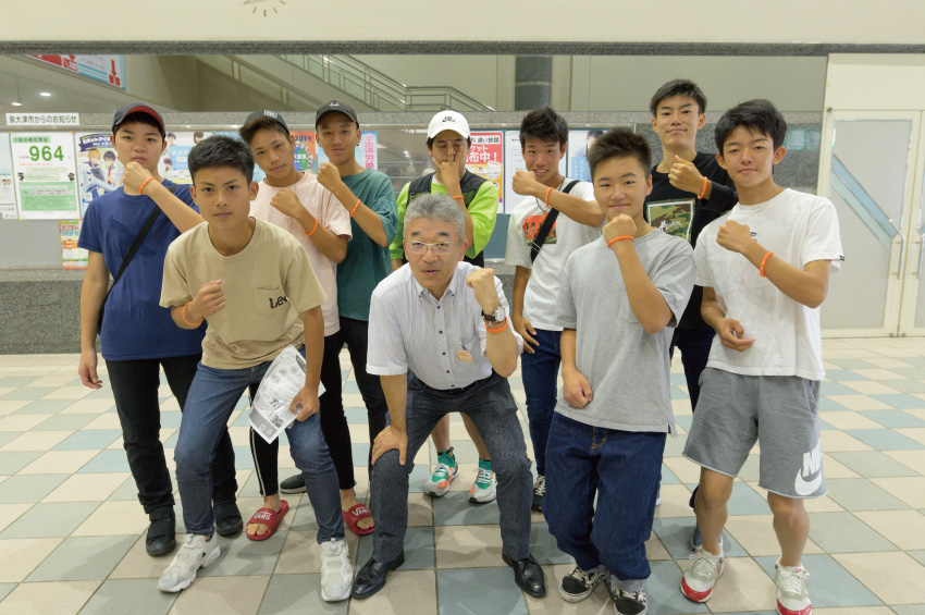オレンジリングを身につけた八木さん(後列右から2人目)たち高校生と川端さん(前列中央)