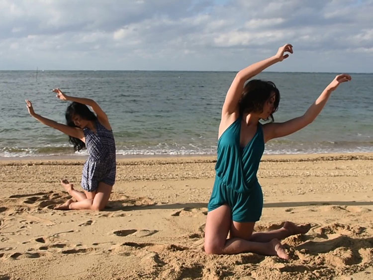 「Dance Your Ph.D.」のためにキャンパス近くの海辺で踊るOIST学生の服部優菜(左)と筆者のニコレッタ・ラニース(右)(提供:OIST)
