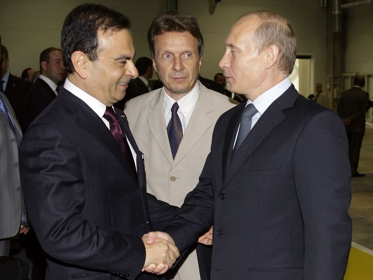 ロシアのペテルブルグに設立された日産工場のオープニングセレモニーで、ロシアのプーチン首相(当時)と握手するゴーン容疑者(左)=ロイター