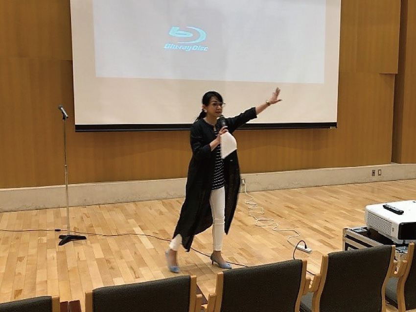 ボランティアで駆けつけてくれた町亞聖さん、この日も空飛ぶ勢いの名司会です