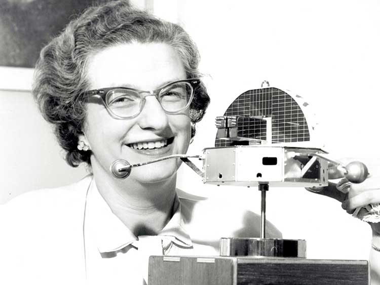 1962年に太陽観測衛星の模型を手にするナンシー・グレース・ローマン=NASA via The New York Times/©2018 The New York Times。大気圏外で太陽からの光線を観測するために、NASAが1962年から75年にかけて打ち上げた