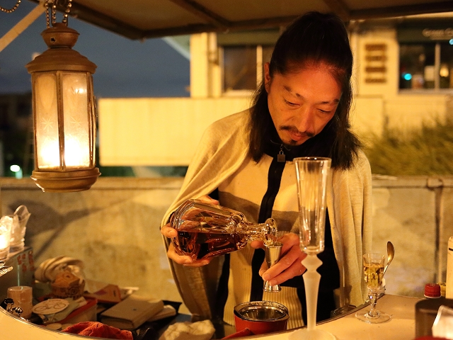 神出鬼没「屋台バー」 バカラのグラスにそそぐ酒の代金は「お客さんが決めて」