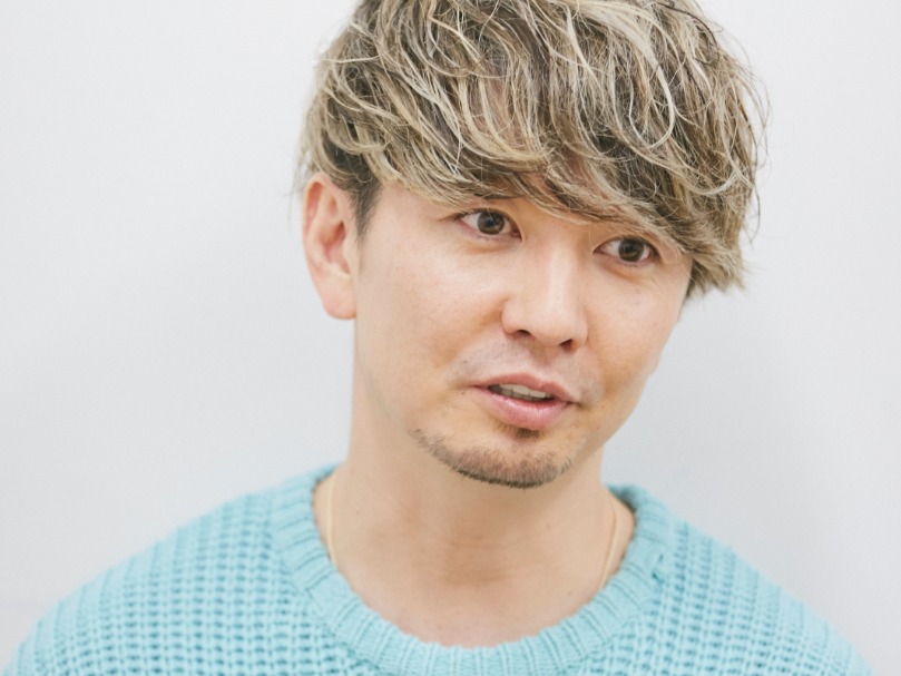 記者に語りかける「歩くパワースポット」湘南乃風のSHOCK EYE