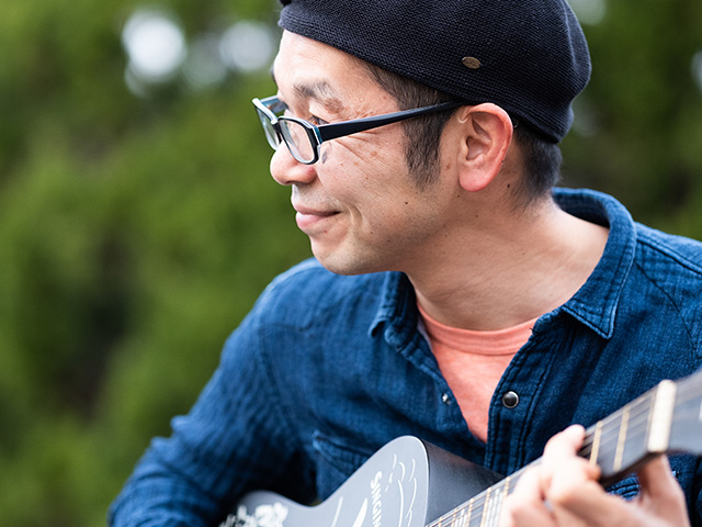 「生きているだけでありがたい」 ひとりで活動する「スゴ腕ギタリスト」が見つけた答え