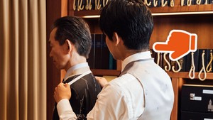 お客さんの肩幅をメジャーで測っているあのひと、何してる?