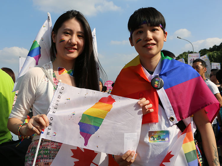 台北市内で開かれたLGBTパレードに参加した女性ふたり。同性婚を認める民法改正を支持すると語った=西本秀撮影