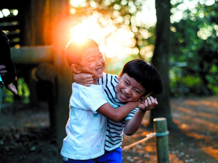 親友のような同い年のいとこ。自分たちのルールで日暮れまで遊ぶ。Photo: Nakagawa Masako