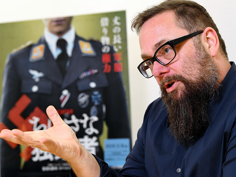 東京でインタビューに答えるロベルト・シュヴェンケ監督 Photo: Kitamura Reina
