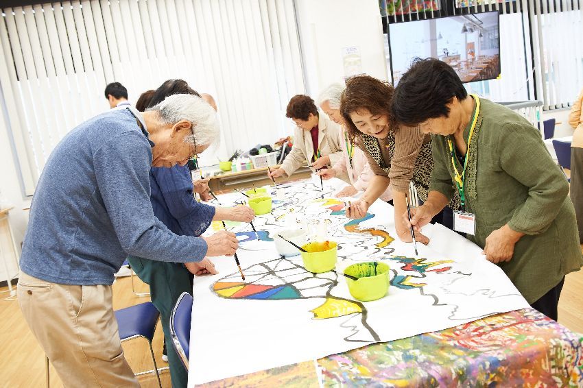 みんなで一枚の大きなテーブルクロスに向き合い、それぞれの色と形をひたすら追い求めます