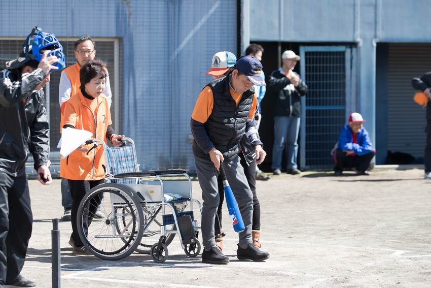 車イスから立ち上がって、打って、一塁へ!