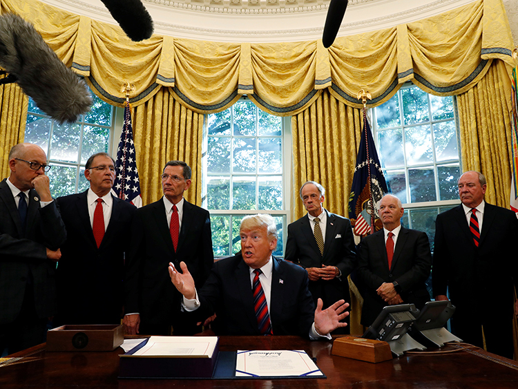 トランプ大統領は2018年10月23日、ホワイトハウスでの法案の署名式で、ジャーナリストのジャマル・カショギ氏がトルコで
殺害されたことについて記者たちに語った=ロイター