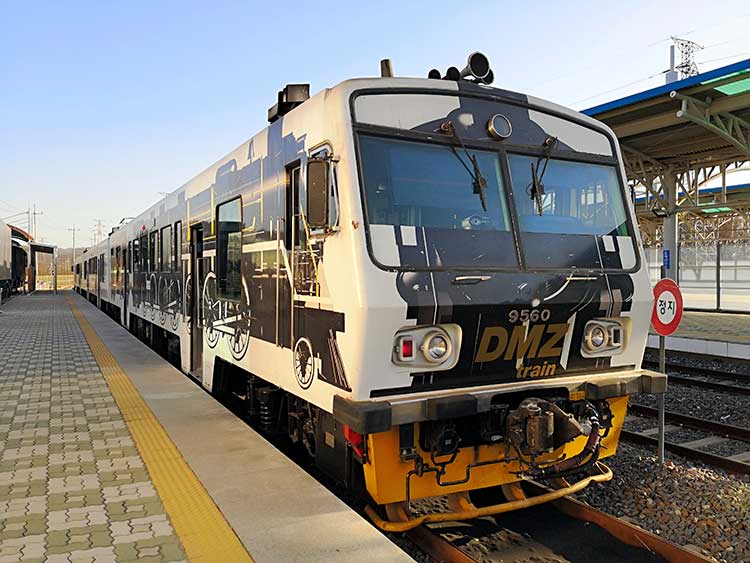 韓国鉄道公社が運行するDMZ(Demilitarized Zone=DMZ)トレイン。軍事境界線の南北に幅2キロずつ計4キロ設けられたDMZ(非武装地帯)の韓国側を走る観光列車=2019年1月20日、京畿道坡州市・都羅山駅、吉岡桂子