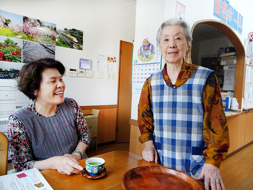 お茶出し名人のミツエさん(右)と熊谷さん