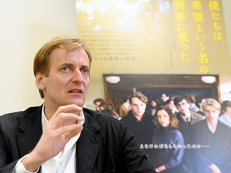 インタビューで答えるラース・クラウメ監督=山本壮一郎撮影